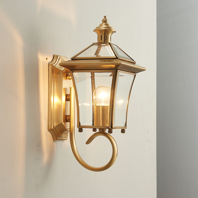 Lampe murale à un abat-jour en verre de cuivre trapézoïdal européen traditionnel pour jardin 