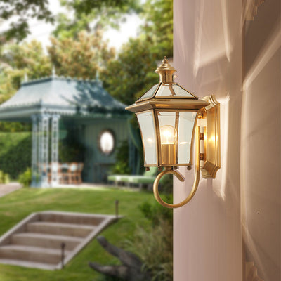 Lampe murale à un abat-jour en verre de cuivre trapézoïdal européen traditionnel pour jardin 