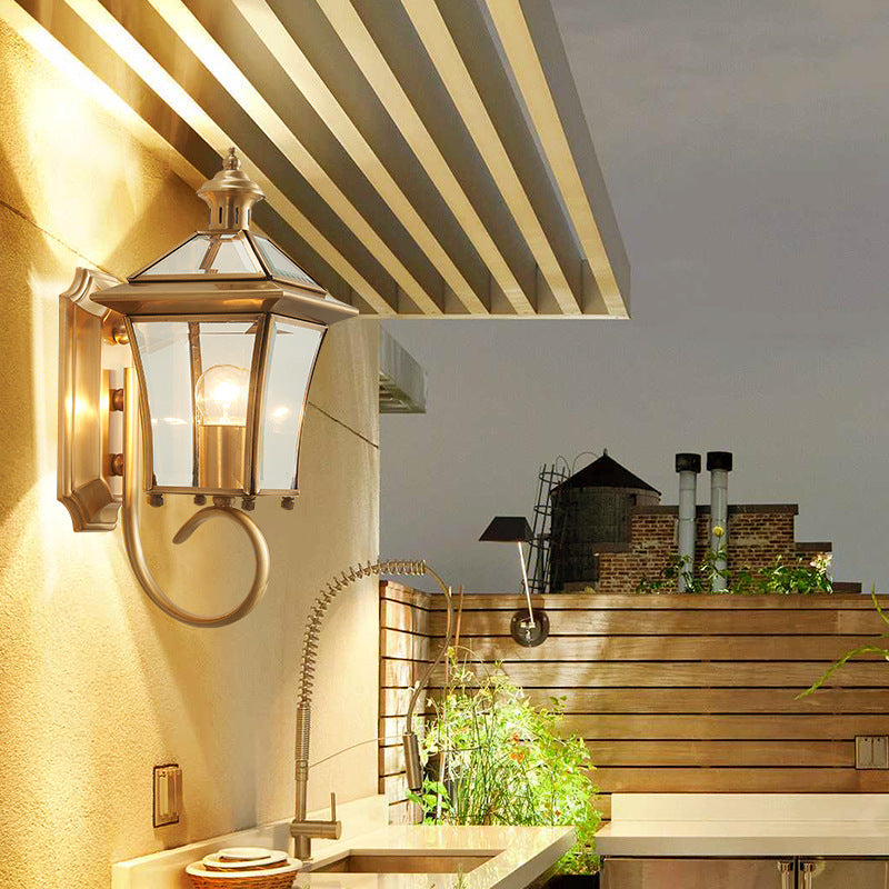 Lampe murale à un abat-jour en verre de cuivre trapézoïdal européen traditionnel pour jardin 