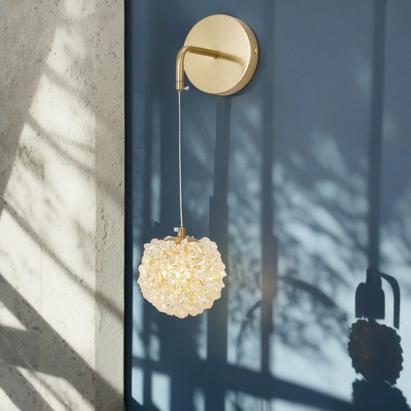 Zeitgenössische Luxus-Globus-Eisen-Kristall-1-Licht-Wandleuchte für das Wohnzimmer 