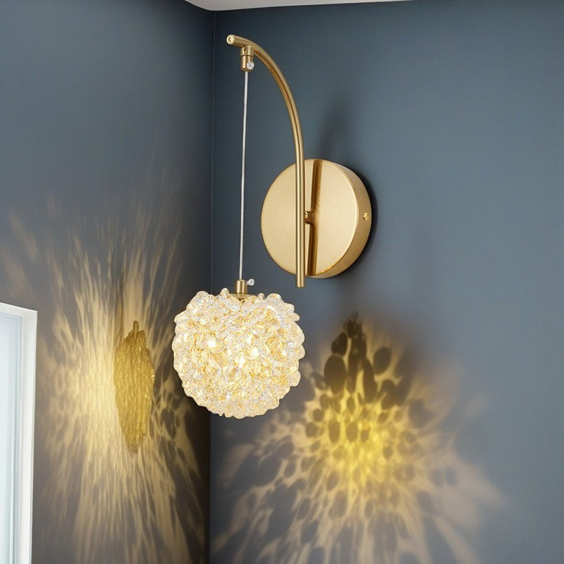 Zeitgenössische Luxus-Globus-Eisen-Kristall-1-Licht-Wandleuchte für das Wohnzimmer 