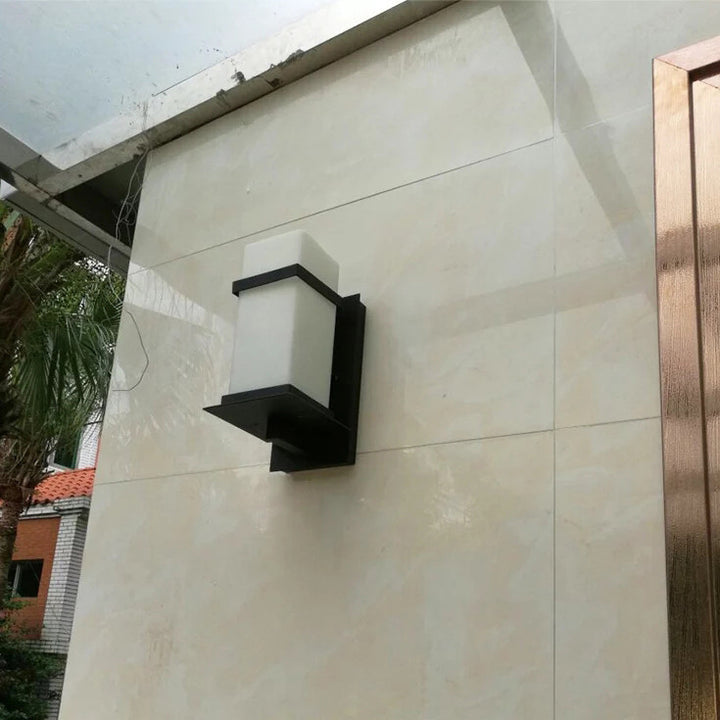Moderne minimalistische rechteckige Eisen-Glas-Wandleuchte mit 1 Licht für den Garten 