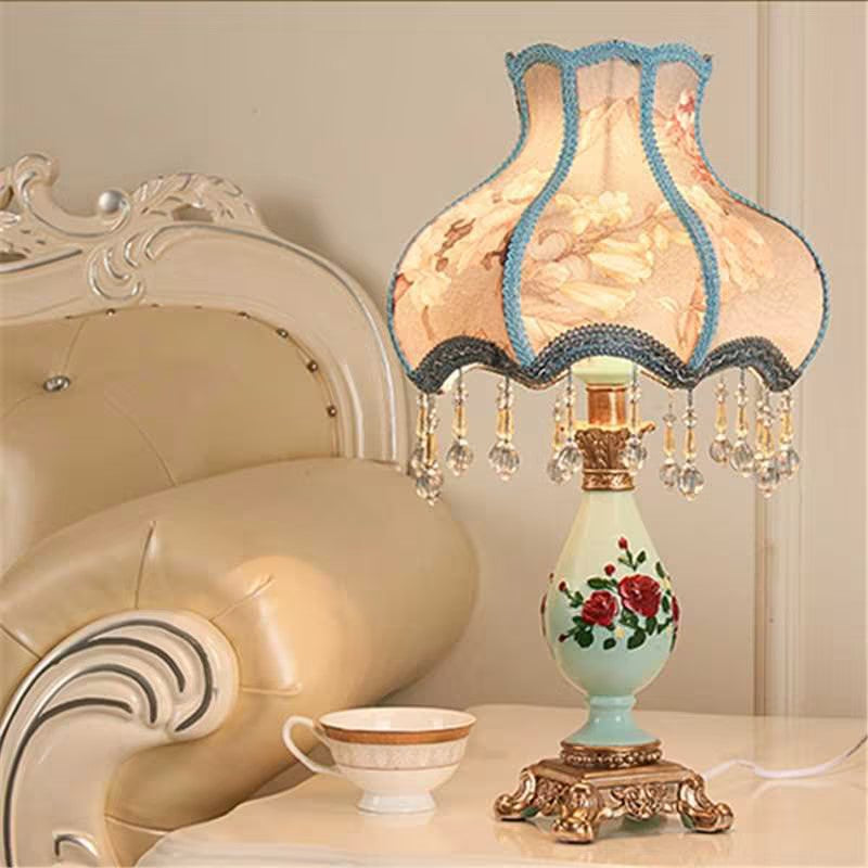 Lámpara de Mesa de 1 Luz con Base de Resina y Pantalla de Tela Tradicional Europea para Dormitorio 