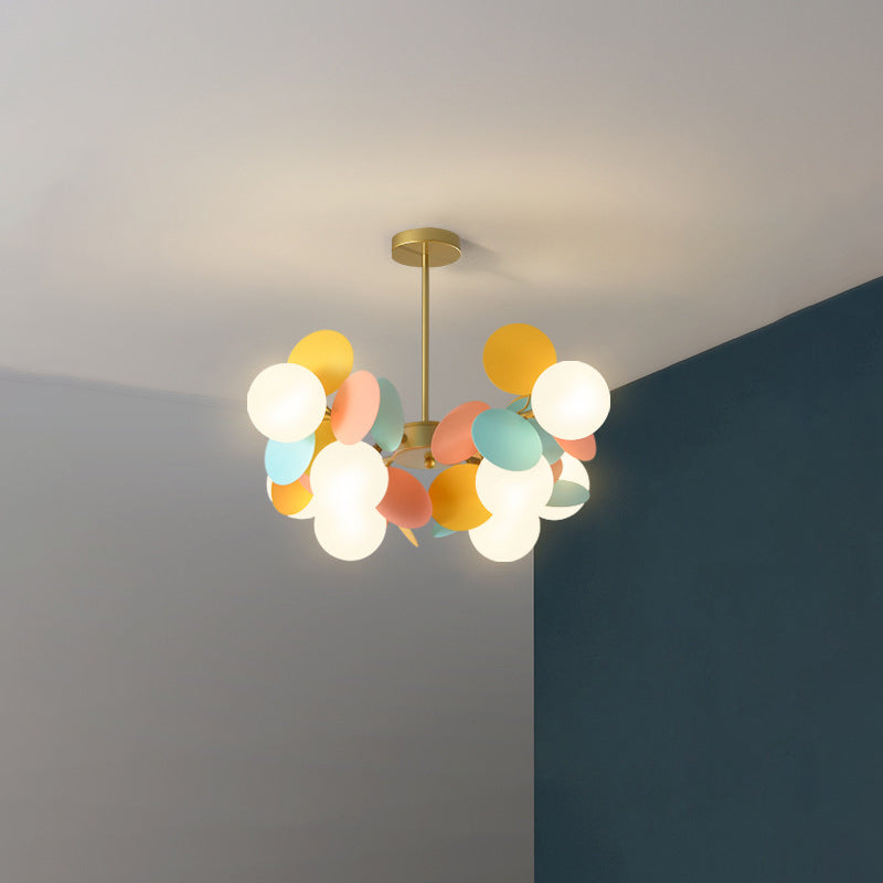 Zeitgenössischer nordischer Kronleuchter aus Metall, Acryl, bunt, Blumenzweig, runde Glaskugel, 5/6/8/10/12/15 Lichter für Wohnzimmer 