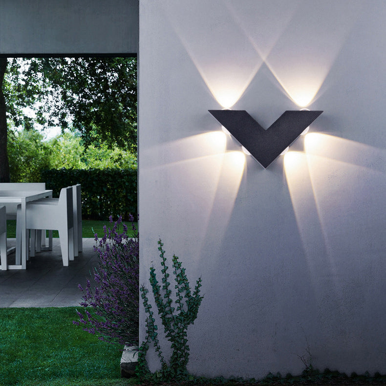 Applique murale LED en forme de V en aluminium et verre de simplicité moderne pour l&