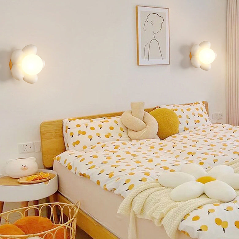 Zeitgenössische nordische Blumen-Holz-Harz-1-Licht-Wandleuchte für Wohnzimmer 