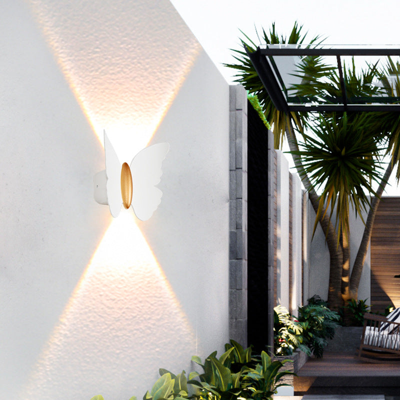 مصباح حائط LED مقاوم للماء من الألمنيوم بتصميم فراشة حديثة وبسيطة للفناء الخارجي 