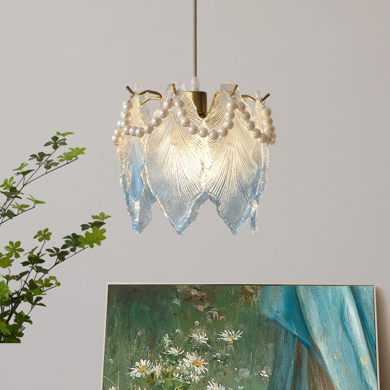 Lustre suspendu contemporain de luxe à une lumière en verre de fer avec feuille côtelée et perle pour salon 