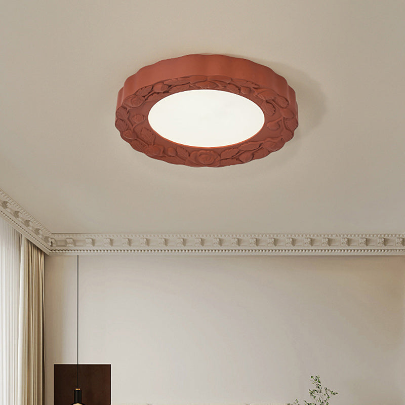 Traditionelle französische LED-Deckenleuchte mit geschnitzter Blume aus Kunstharz und Acryl mit rundem Schirm für Wohnzimmer 