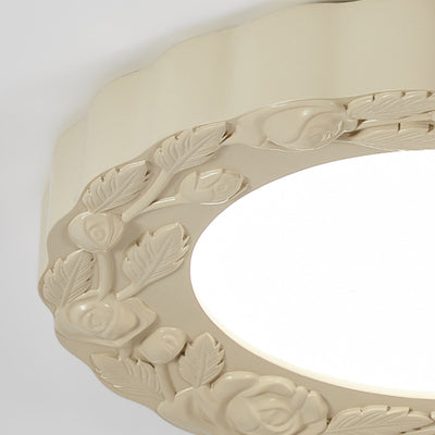 Traditionelle französische LED-Deckenleuchte mit geschnitzter Blume aus Kunstharz und Acryl mit rundem Schirm für Wohnzimmer 