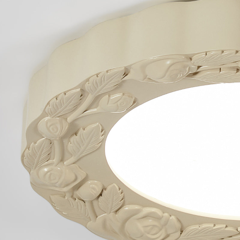 Traditionelle französische LED-Deckenleuchte mit geschnitzter Blume aus Kunstharz und Acryl mit rundem Schirm für Wohnzimmer 