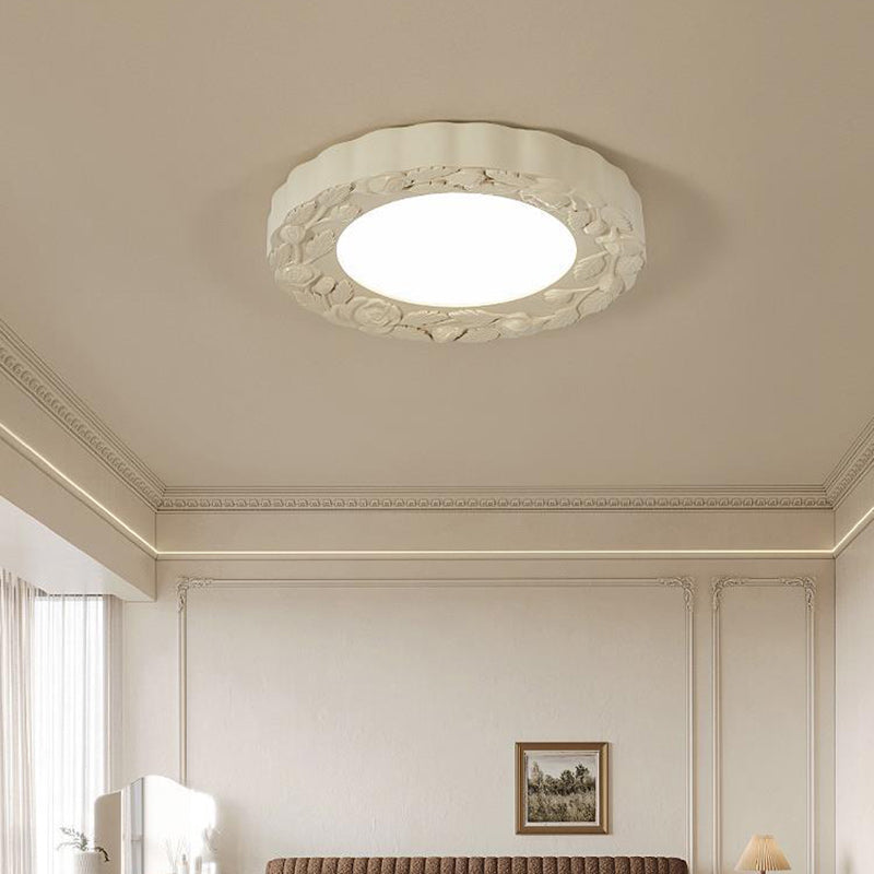 Traditionelle französische LED-Deckenleuchte mit geschnitzter Blume aus Kunstharz und Acryl mit rundem Schirm für Wohnzimmer 