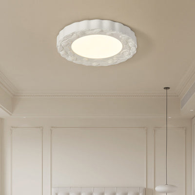 Traditionelle französische LED-Deckenleuchte mit geschnitzter Blume aus Kunstharz und Acryl mit rundem Schirm für Wohnzimmer 