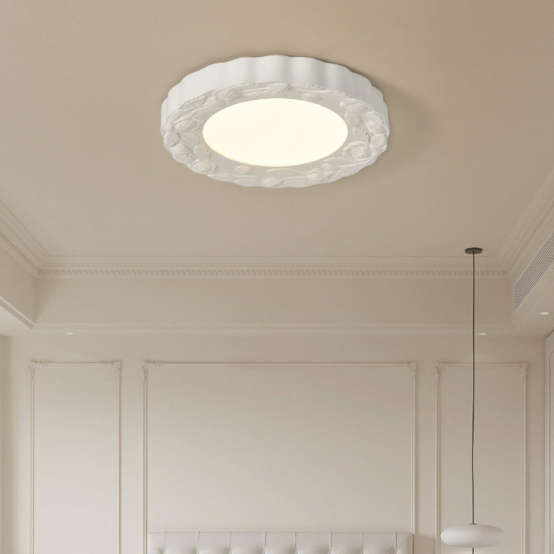 Traditionelle französische LED-Deckenleuchte mit geschnitzter Blume aus Kunstharz und Acryl mit rundem Schirm für Wohnzimmer 