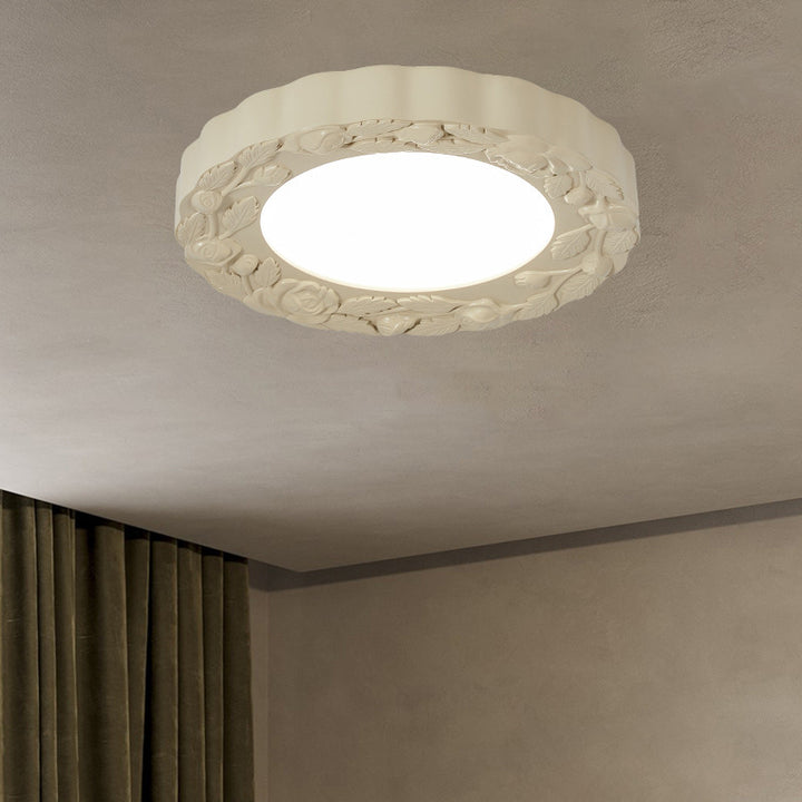 Traditionelle französische LED-Deckenleuchte mit geschnitzter Blume aus Kunstharz und Acryl mit rundem Schirm für Wohnzimmer 