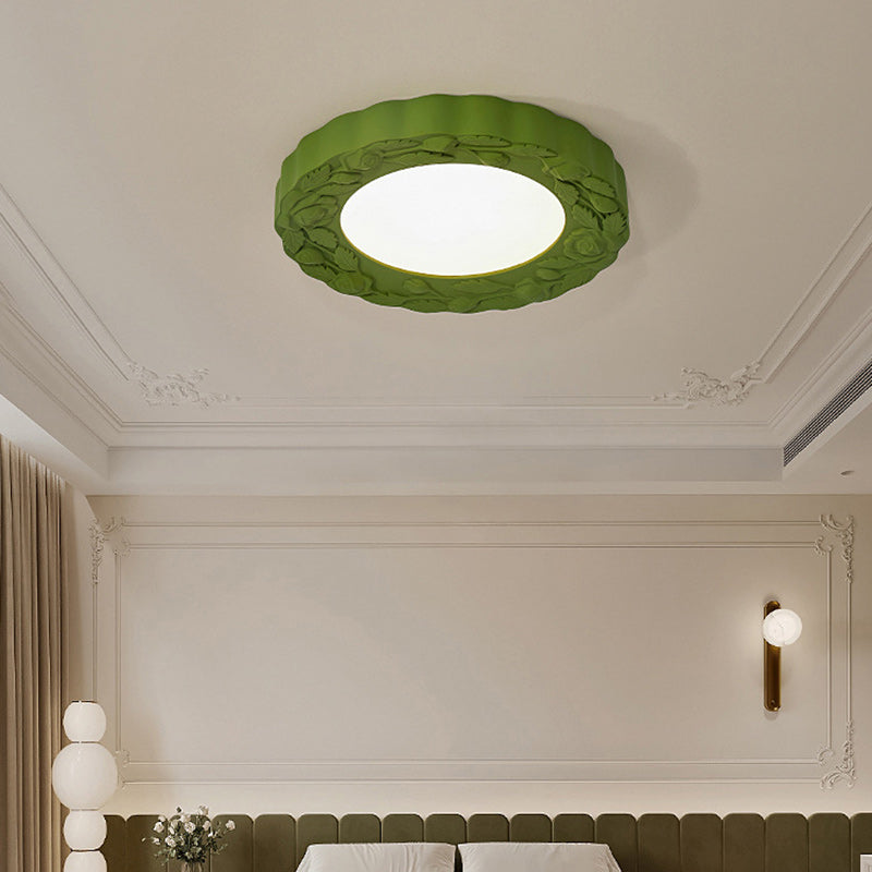 Traditionelle französische LED-Deckenleuchte mit geschnitzter Blume aus Kunstharz und Acryl mit rundem Schirm für Wohnzimmer 