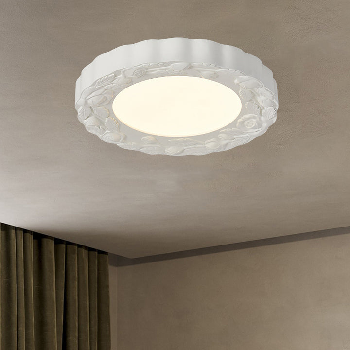Traditionelle französische LED-Deckenleuchte mit geschnitzter Blume aus Kunstharz und Acryl mit rundem Schirm für Wohnzimmer 
