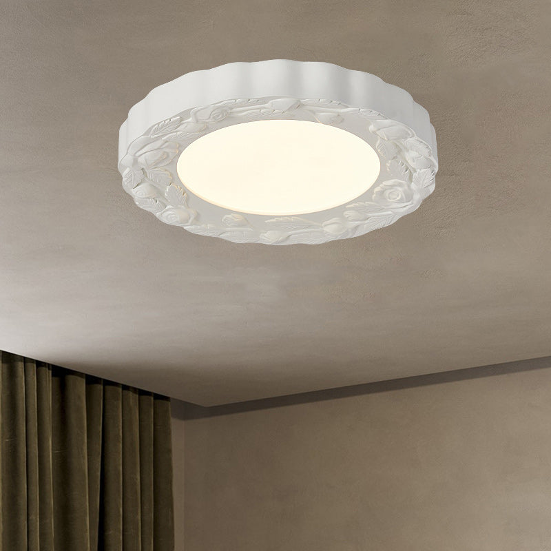 Traditionelle französische LED-Deckenleuchte mit geschnitzter Blume aus Kunstharz und Acryl mit rundem Schirm für Wohnzimmer 