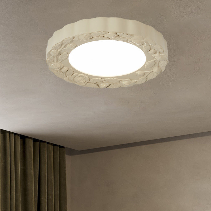 Traditionelle französische LED-Deckenleuchte mit geschnitzter Blume aus Kunstharz und Acryl mit rundem Schirm für Wohnzimmer 