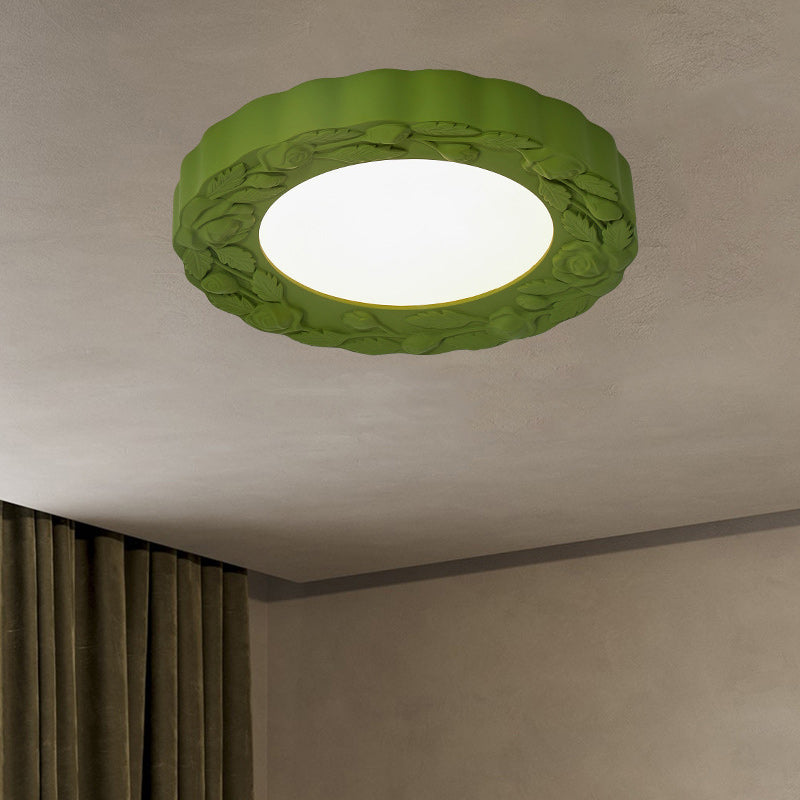 Traditionelle französische LED-Deckenleuchte mit geschnitzter Blume aus Kunstharz und Acryl mit rundem Schirm für Wohnzimmer 