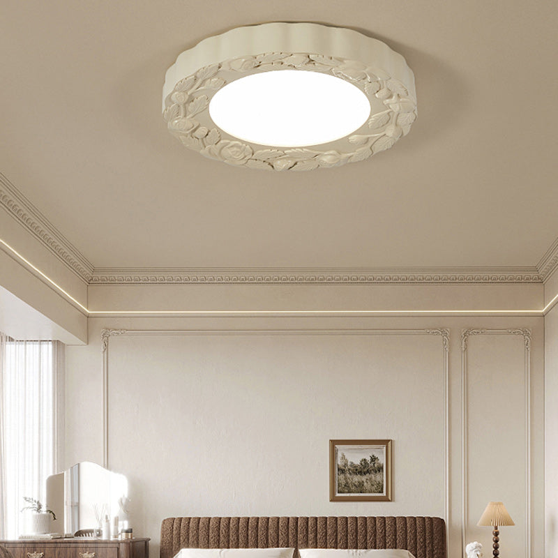Traditionelle französische LED-Deckenleuchte mit geschnitzter Blume aus Kunstharz und Acryl mit rundem Schirm für Wohnzimmer 