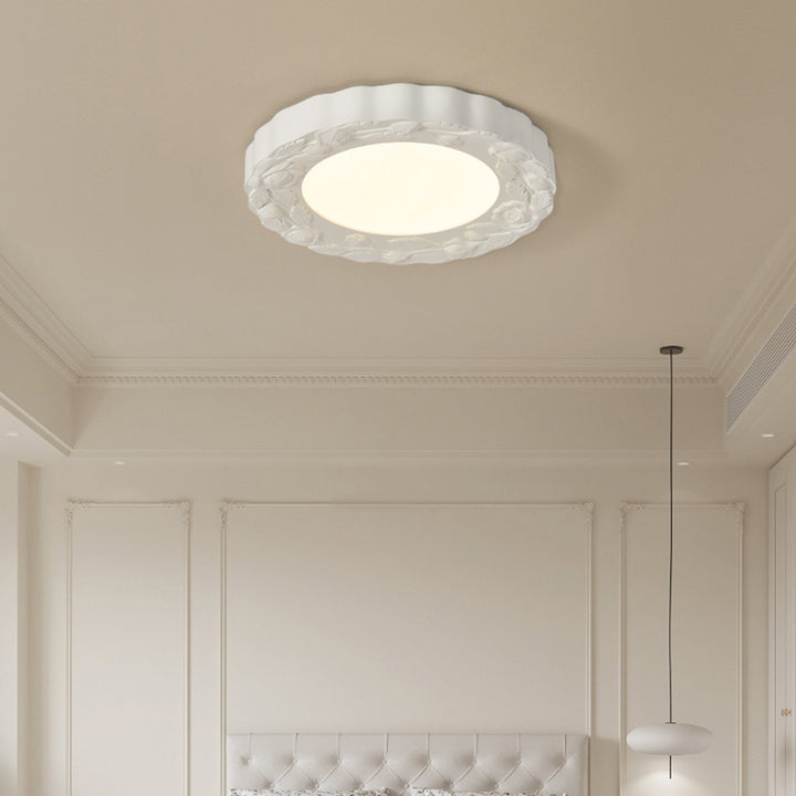 Plafonnier LED à monture affleurante avec abat-jour rond en résine acrylique sculptée traditionnelle française pour salon 