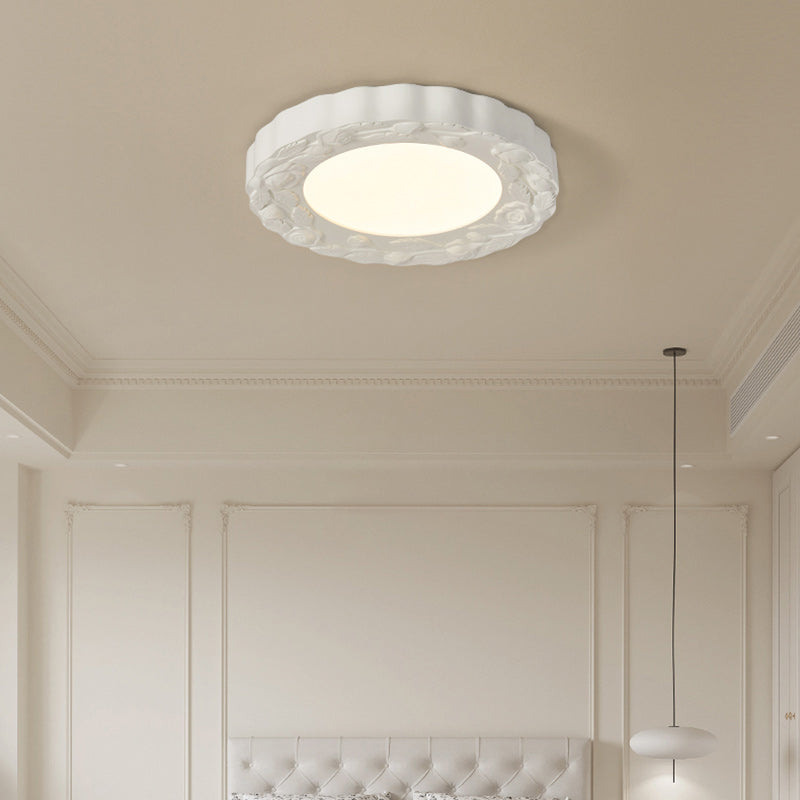 Traditionelle französische LED-Deckenleuchte mit geschnitzter Blume aus Kunstharz und Acryl mit rundem Schirm für Wohnzimmer 