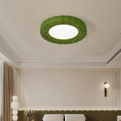 Traditionelle französische LED-Deckenleuchte mit geschnitzter Blume aus Kunstharz und Acryl mit rundem Schirm für Wohnzimmer 