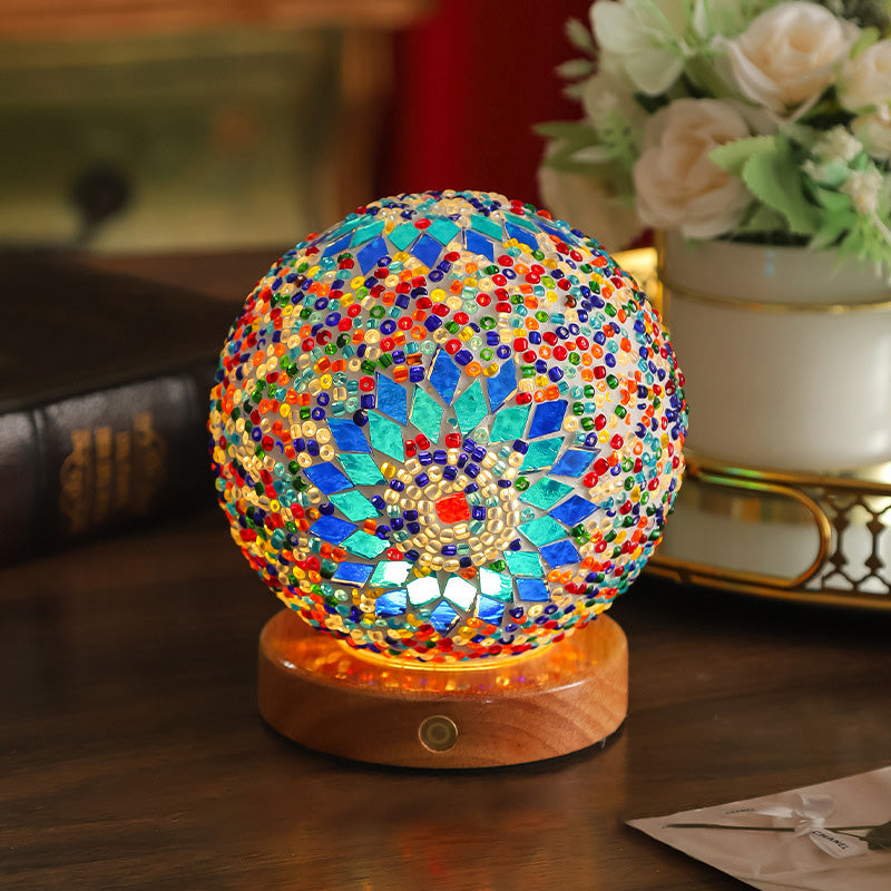 Zeitgenössische kreative böhmische Holzbasis bunte Glaskugel dekorative USB-LED-Tischlampe für Schlafzimmer 
