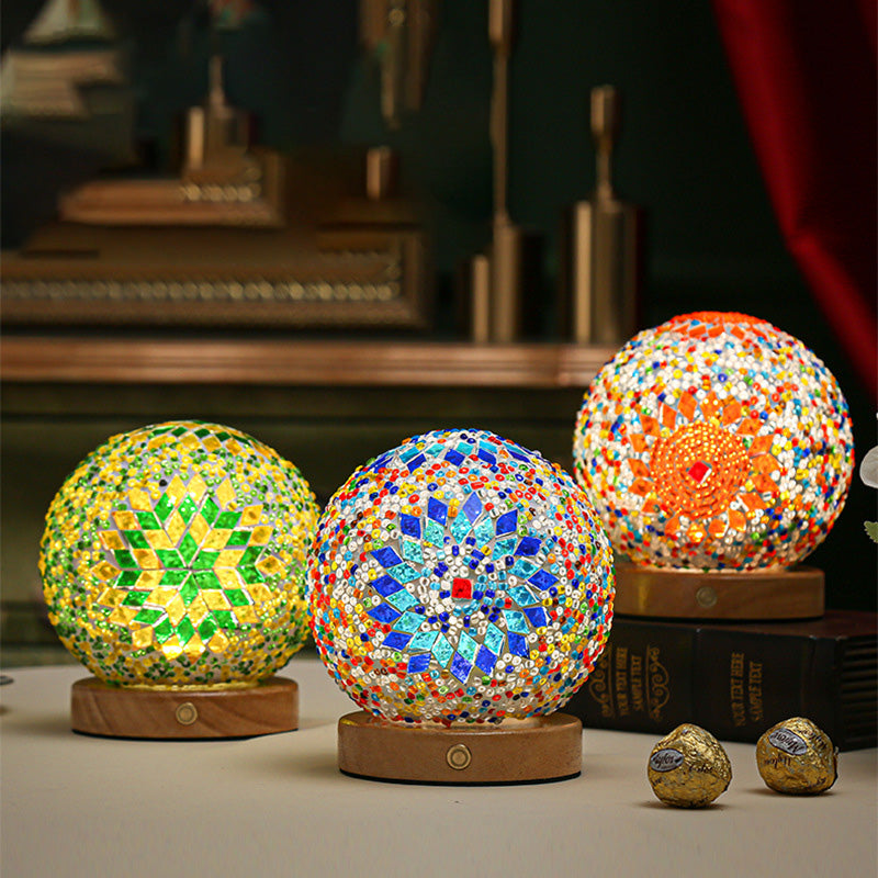 Zeitgenössische kreative böhmische Holzbasis bunte Glaskugel dekorative USB-LED-Tischlampe für Schlafzimmer 