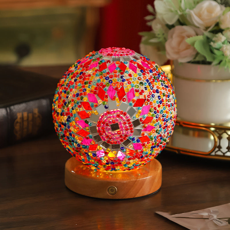 Zeitgenössische kreative böhmische Holzbasis bunte Glaskugel dekorative USB-LED-Tischlampe für Schlafzimmer 