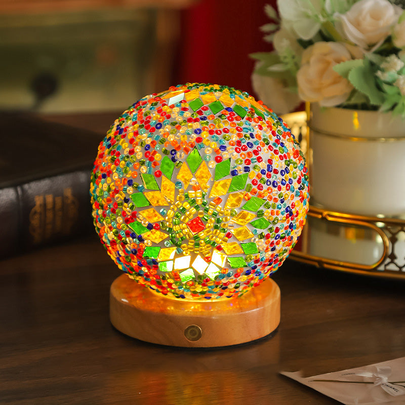 Zeitgenössische kreative böhmische Holzbasis bunte Glaskugel dekorative USB-LED-Tischlampe für Schlafzimmer 