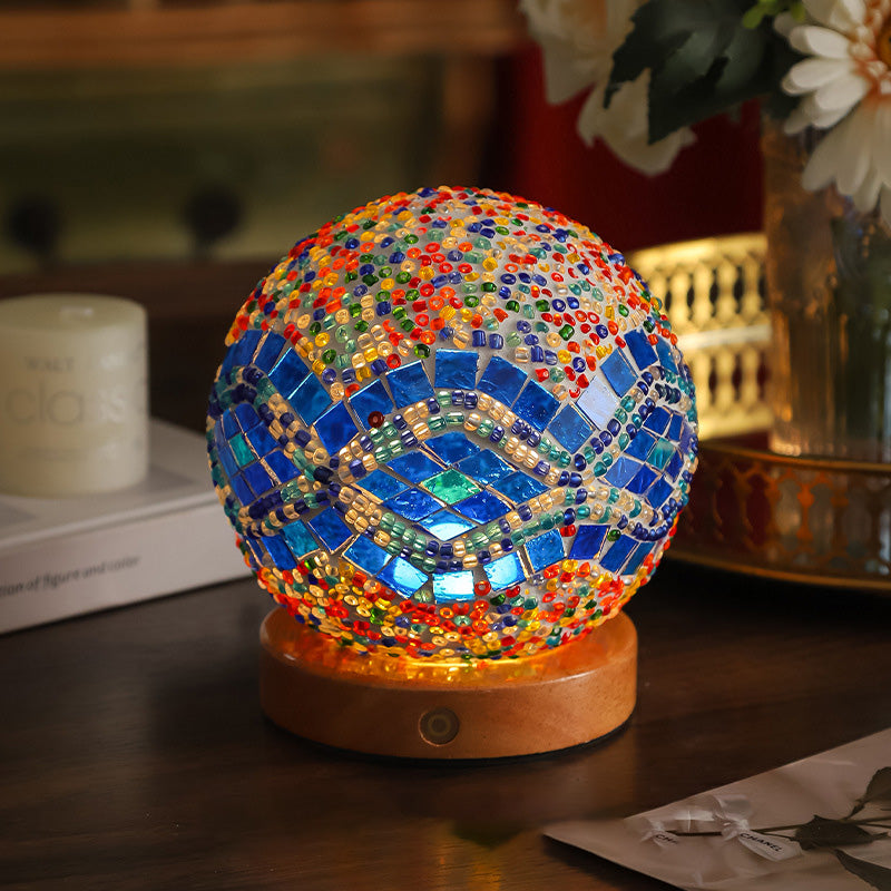 Zeitgenössische kreative böhmische Holzbasis bunte Glaskugel dekorative USB-LED-Tischlampe für Schlafzimmer 