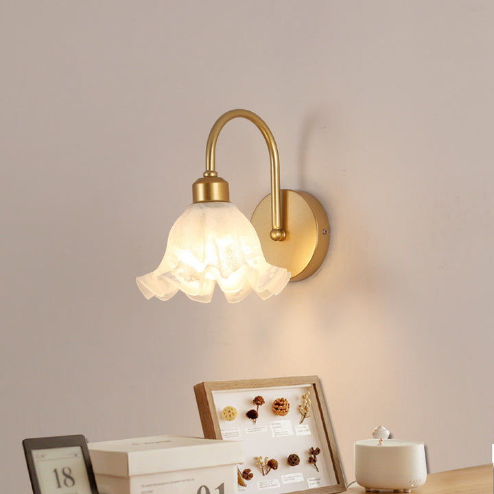 Zeitgenössische nordische Acrylglas-Blumen-Eisen-1-Licht-Wandleuchte für Schlafzimmer 