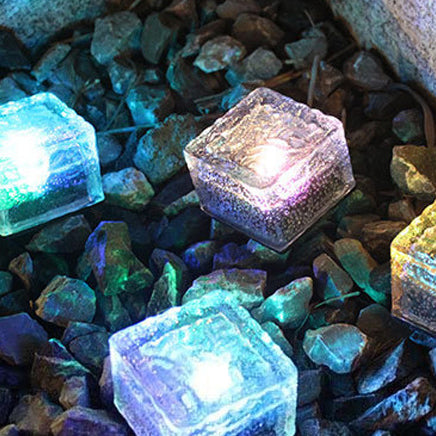 Lumière paysagère extérieure LED en forme de cube de glace en verre transparent ABS étanche solaire minimaliste moderne pour jardin 