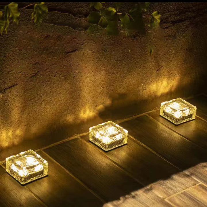Lumière paysagère extérieure LED en forme de cube de glace en verre transparent ABS étanche solaire minimaliste moderne pour jardin 