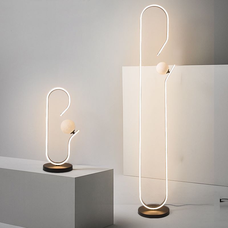 Zeitgenössische kreative dekorative geschwungene Linie Eisen Acryl Aluminium Silikon LED Stehlampe für Wohnzimmer 