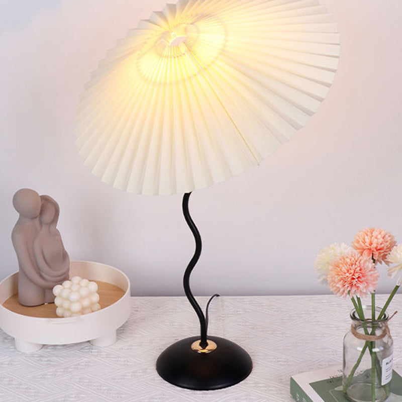 Lampe de table contemporaine nordique en lin plissé PVC en forme de parapluie courbe en fer avec 1 lumière pour salon 