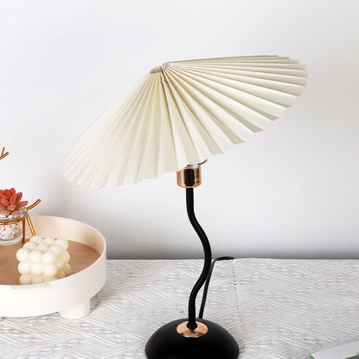 Lampe de table contemporaine nordique en lin plissé PVC en forme de parapluie courbe en fer avec 1 lumière pour salon 