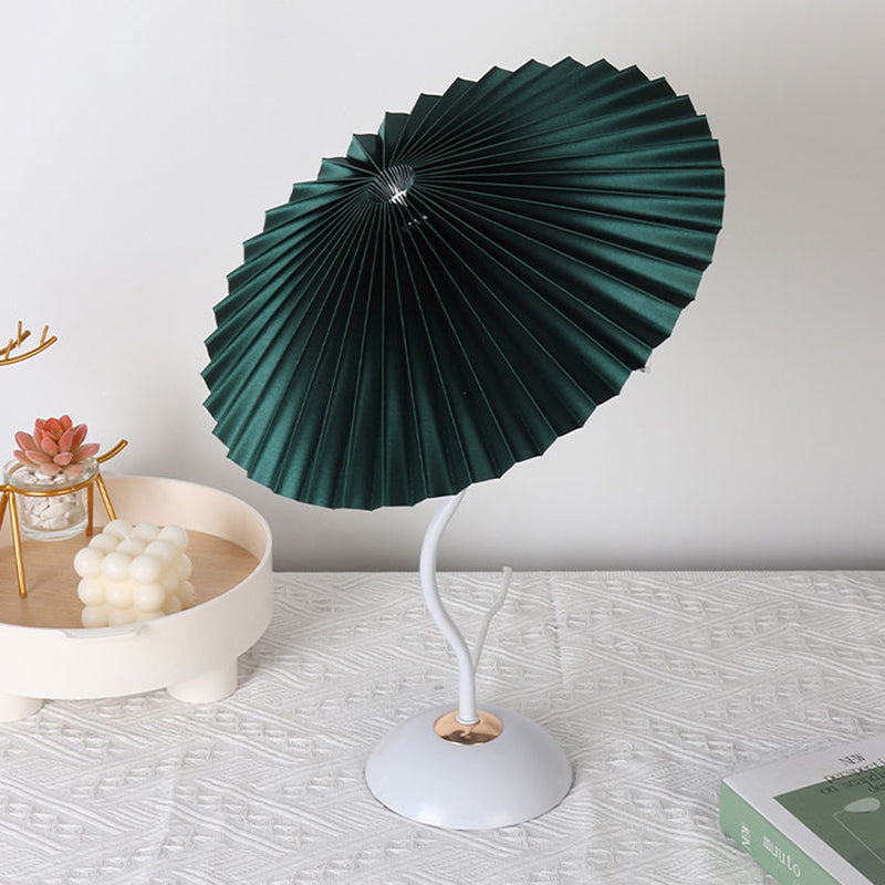 Lampe de table contemporaine nordique en lin plissé PVC en forme de parapluie courbe en fer avec 1 lumière pour salon 