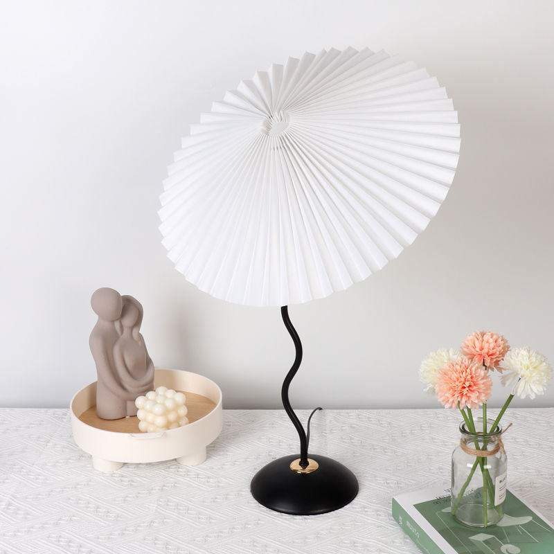 Lampe de table contemporaine nordique en lin plissé PVC en forme de parapluie courbe en fer avec 1 lumière pour salon 