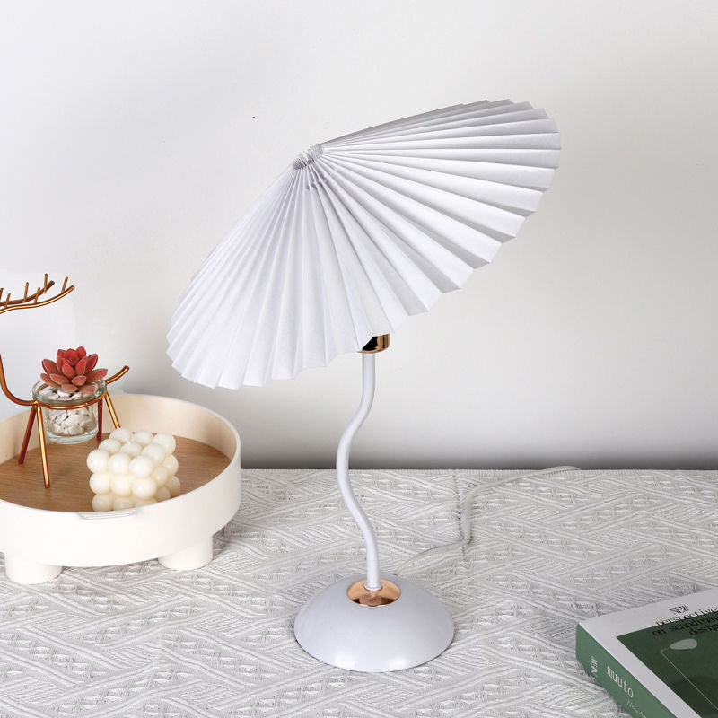 Lampe de table contemporaine nordique en lin plissé PVC en forme de parapluie courbe en fer avec 1 lumière pour salon 