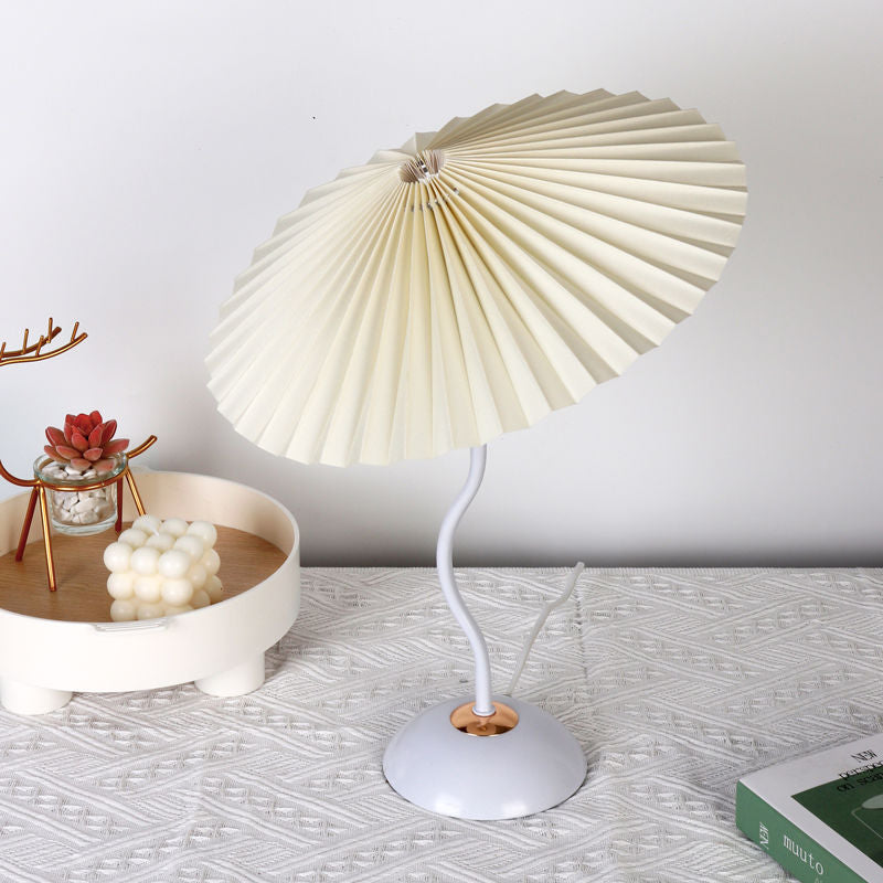 Lampe de table contemporaine nordique en lin plissé PVC en forme de parapluie courbe en fer avec 1 lumière pour salon 