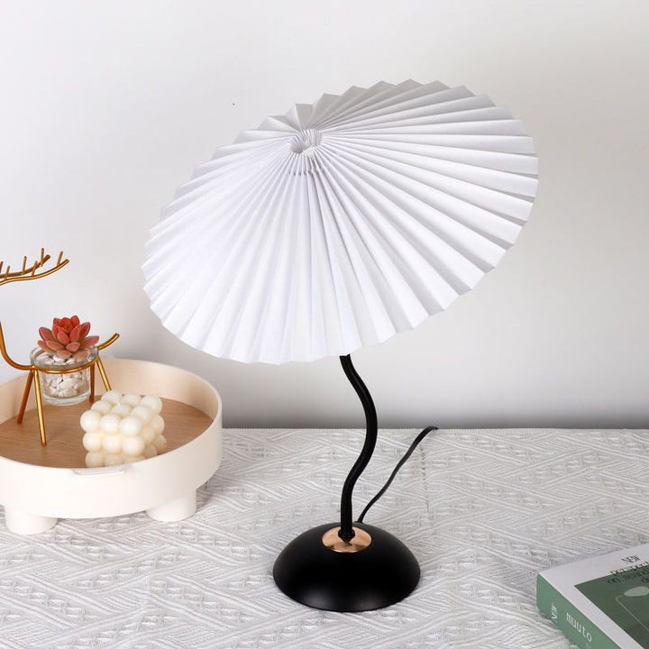 Lampe de table contemporaine nordique en lin plissé PVC en forme de parapluie courbe en fer avec 1 lumière pour salon 