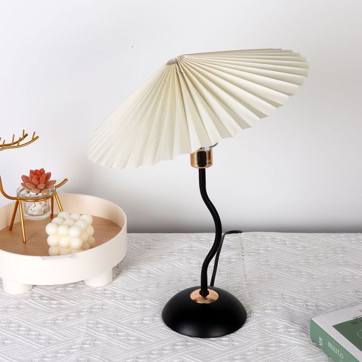 Lampe de table contemporaine nordique en lin plissé PVC en forme de parapluie courbe en fer avec 1 lumière pour salon 