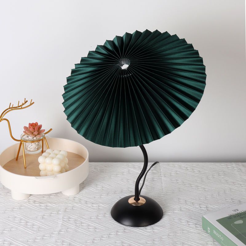 Lampe de table contemporaine nordique en lin plissé PVC en forme de parapluie courbe en fer avec 1 lumière pour salon 