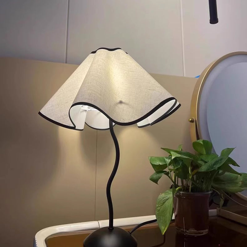 Lampe de table 1 lumière en forme de fleur de pétale en tissu de fer Nordic Wave contemporain pour salon 