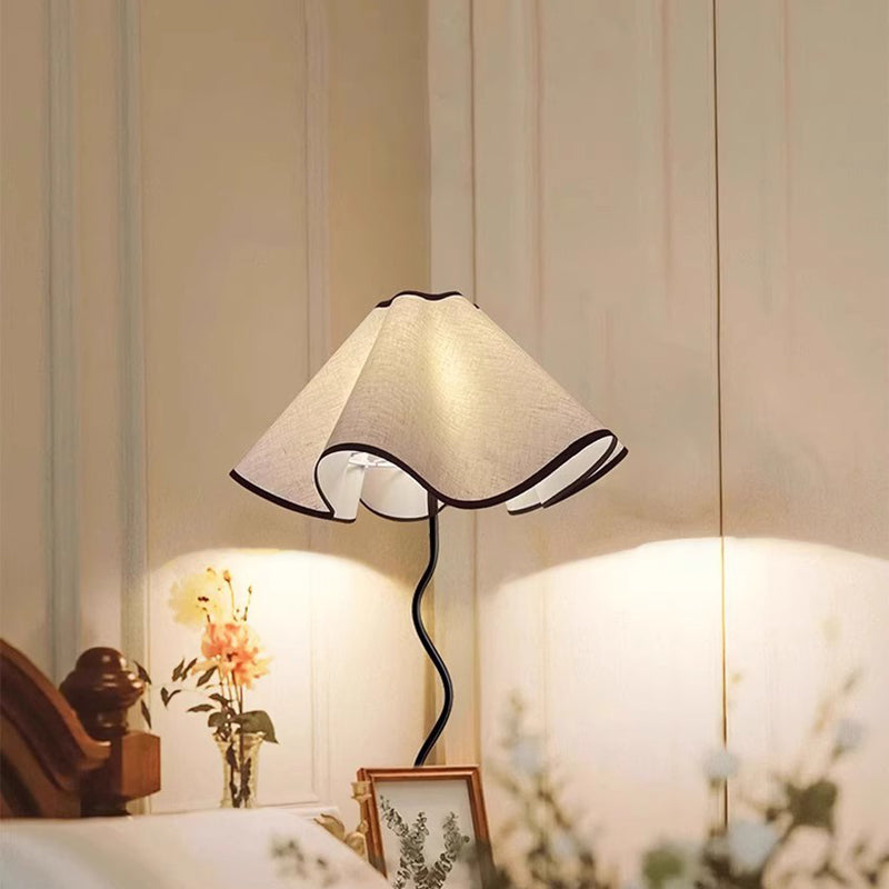 Lampe de table 1 lumière en forme de fleur de pétale en tissu de fer Nordic Wave contemporain pour salon 