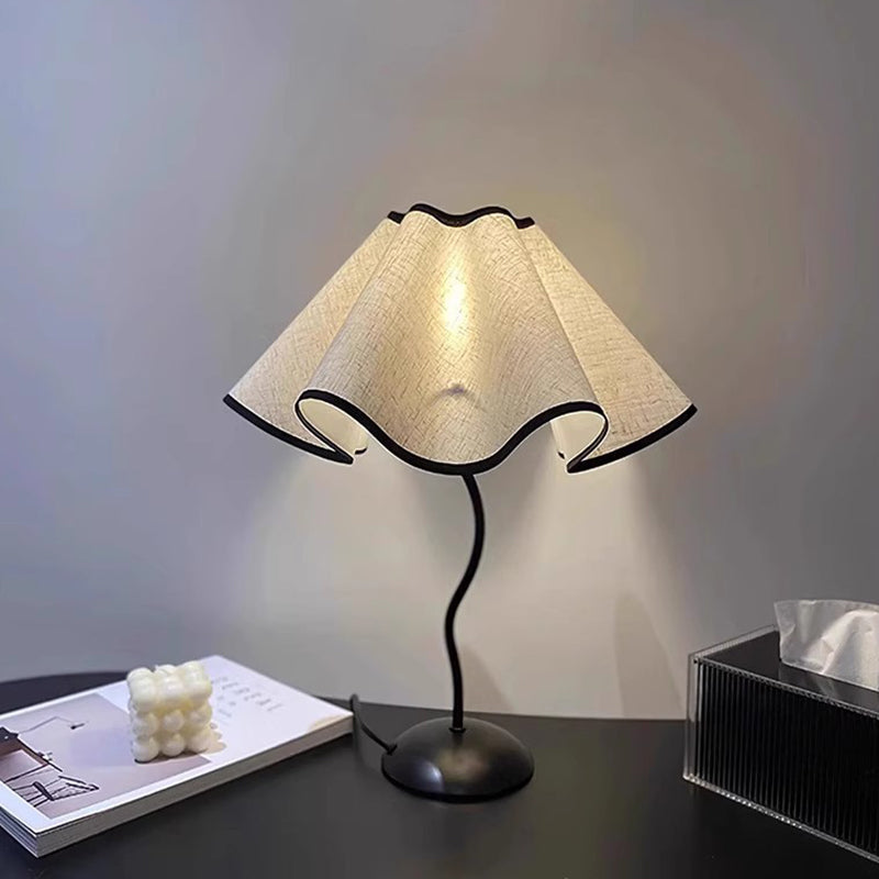 Lampe de table 1 lumière en forme de fleur de pétale en tissu de fer Nordic Wave contemporain pour salon 