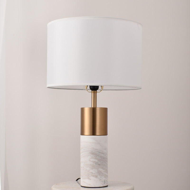 Lampe de table 1 lumière avec abat-jour en tissu cylindrique et base en marbre nordique contemporain pour chambre 
